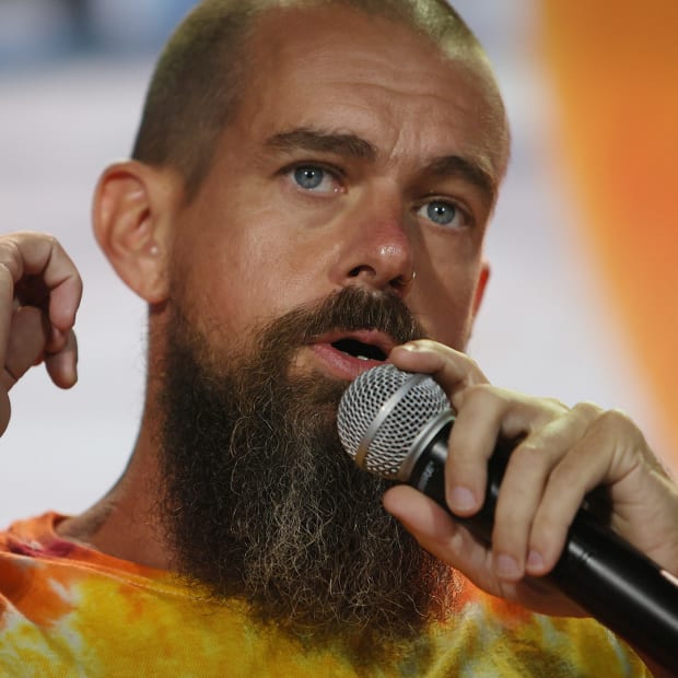 多尔西(Block)股票因发布重大公告暂停交易，重启后股价飙升